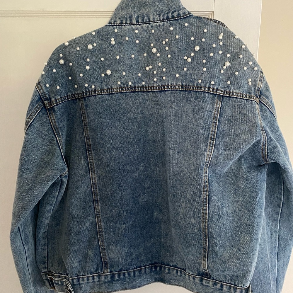 Super cute loose fit Jean jacket w/ pretty pearls - Picture 2 of 2